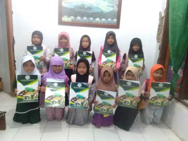 Santri kelas Iqro